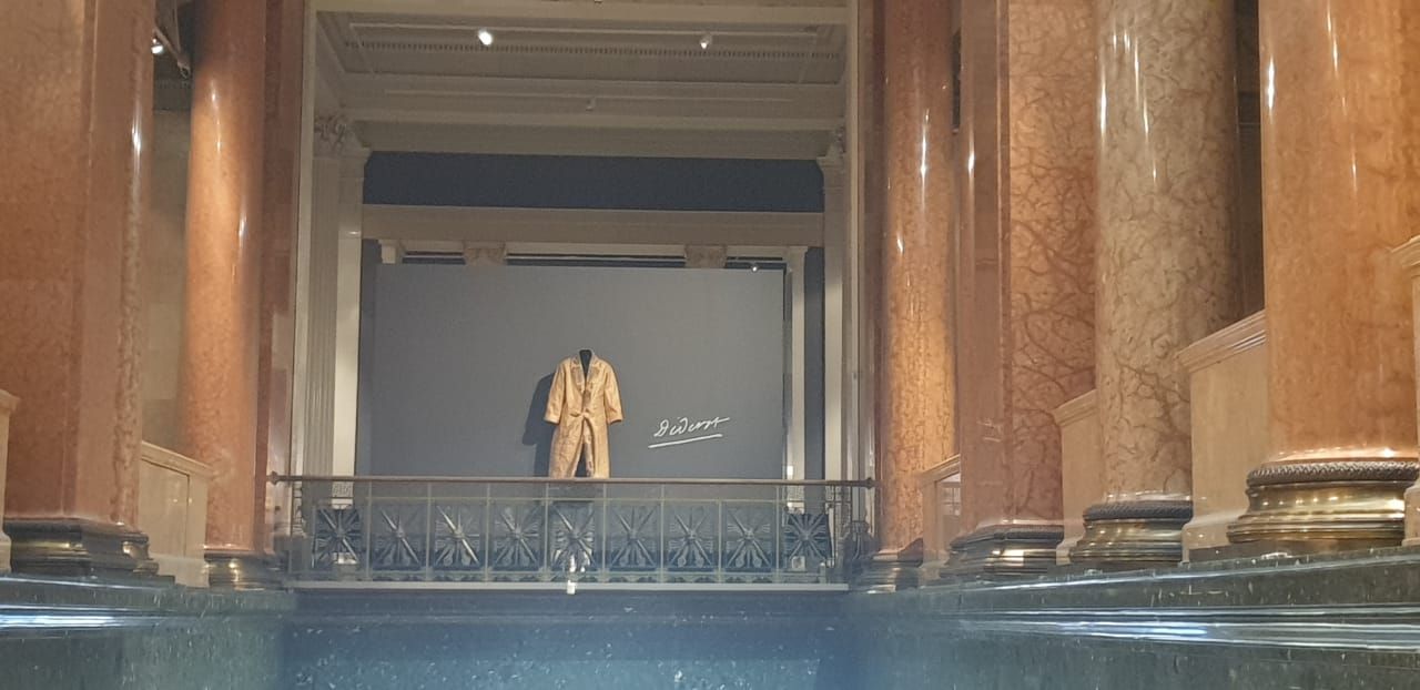 по мотивам Дени Дидро “Плач по моему старому халату. Тем, у кого больше вкуса, чем богатства”