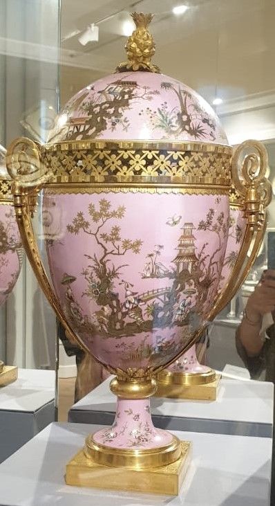 Ваза яйцевидной формы с декором в стиле шинуазри. 1780 г. Севрская фарфоровая мануфактура.