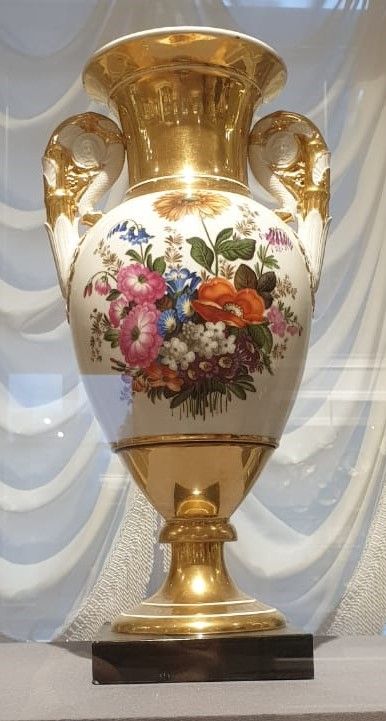 Ваза с изображением букетов цветов. 1830-е гг. Завод Попова.