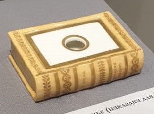 Пресс-папье (накладка для бумаг) в форме книги. 1822-1823 гг. Фабрика герцога Ангулемского (мануфактура Диля и Жерара)