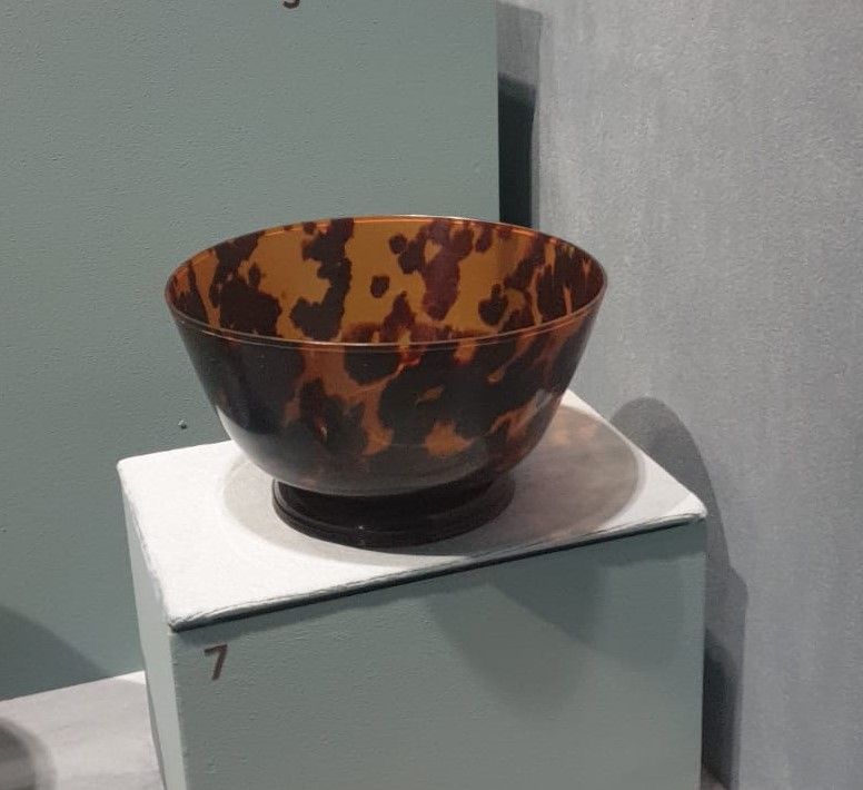 Чаша. Россия XVIII в. Черепаха, полировка. Из собрания П.Ф.Карабанова. Музеи Московского Кремля