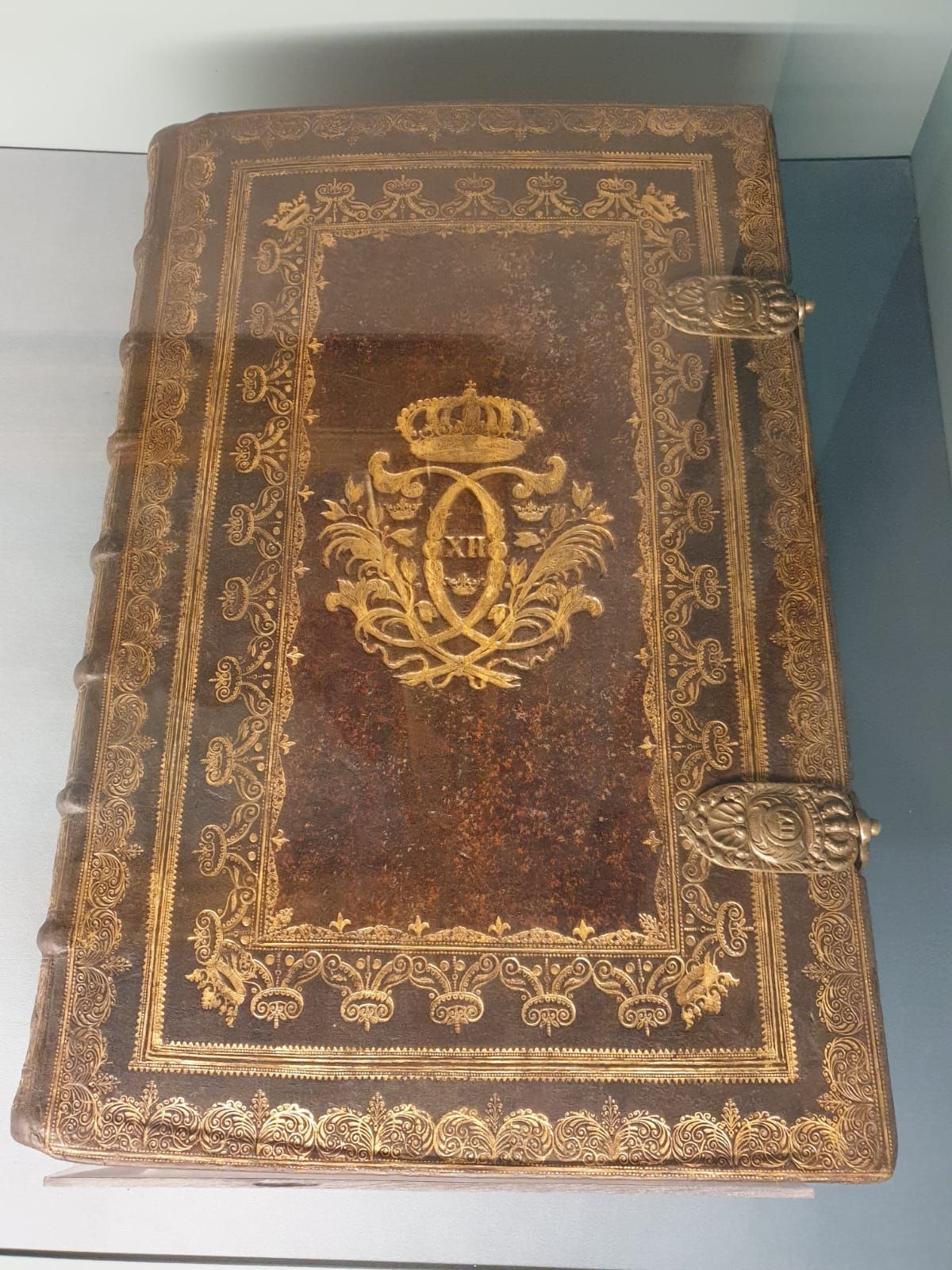 Библия. Стокгольм, 1703 г. Бумага, кожа, дерево, латунь; печать, офорт, литье, тиснение, золочение. Из собрания П.Ф.Карабанова Музеи Московского Кремля
