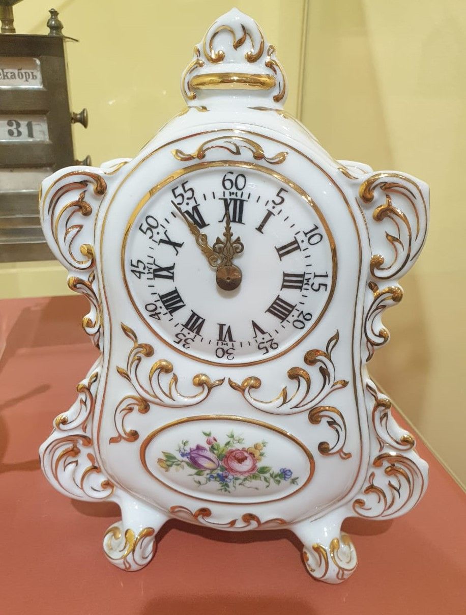 Часы настольные, принадлежавшие скрипачу Д.Ф.Ойстраху. Чехословакия, фирма Royal Dux Фарфор, роспись