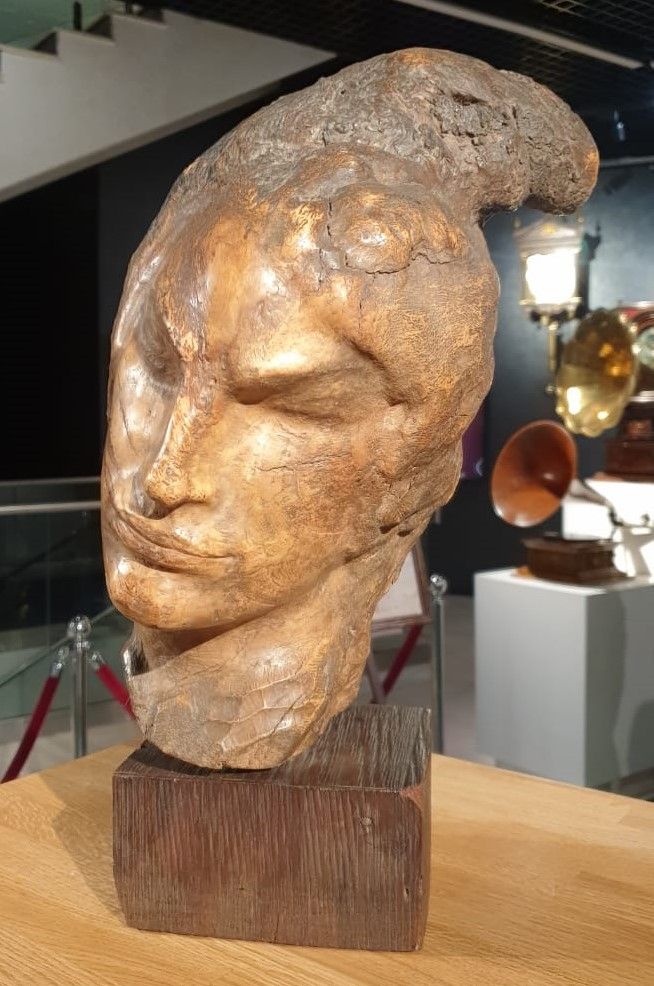 С.Д.Эрьзя (1876-1959) Женская голова Дерево (белое кебрачо) 1930-е