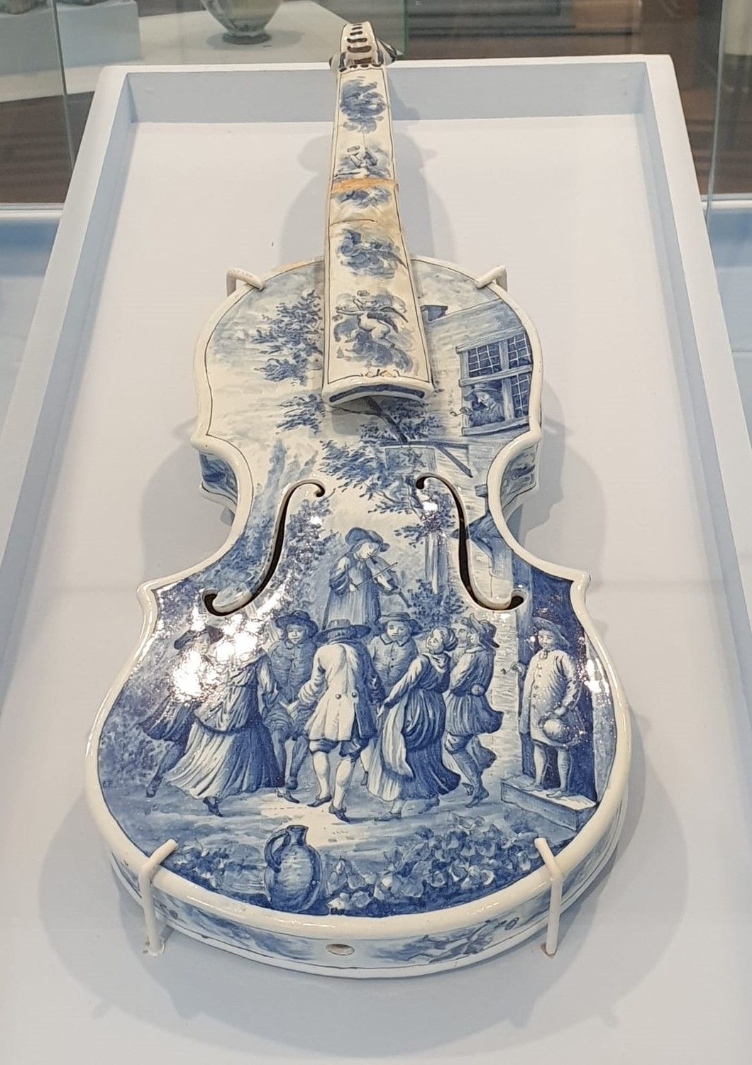 Скрипка. Голландия. Мастерская Два корабля. 1759-1770 гг. Фаянс, роспись кобальтом