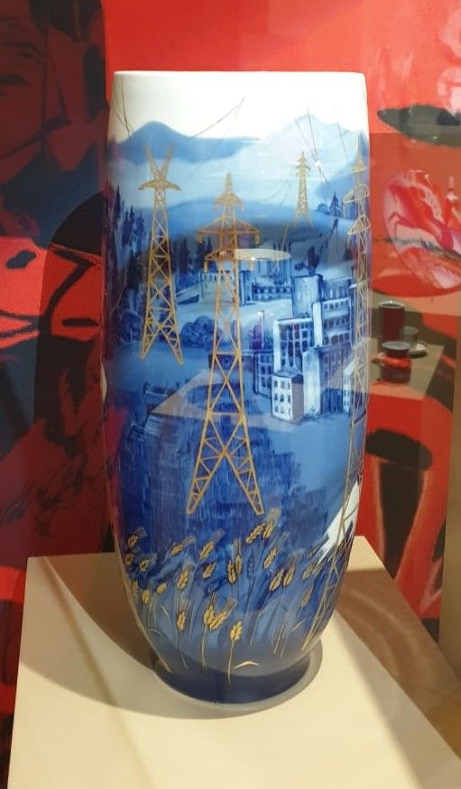 Ваза "Электрификация" Автор росписи Блак Л.К. автор формы Яковлева С.Е. ЛФЗ 1967