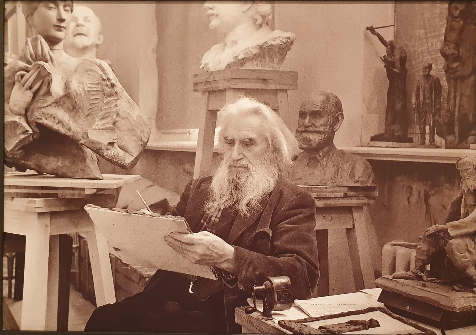 С.Т.Коненков в мастерской Работа над эскизом 1960