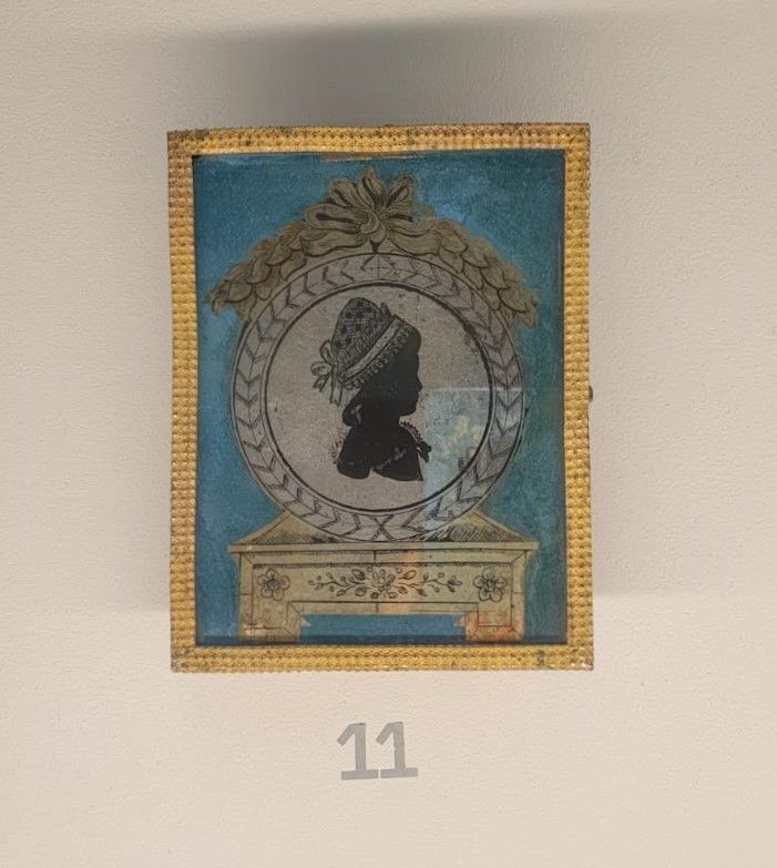 Неизвестный мастер. Силуэт девушки. 1790-1800 стекло, серебро, сусальное золото, тушь. эгломизе