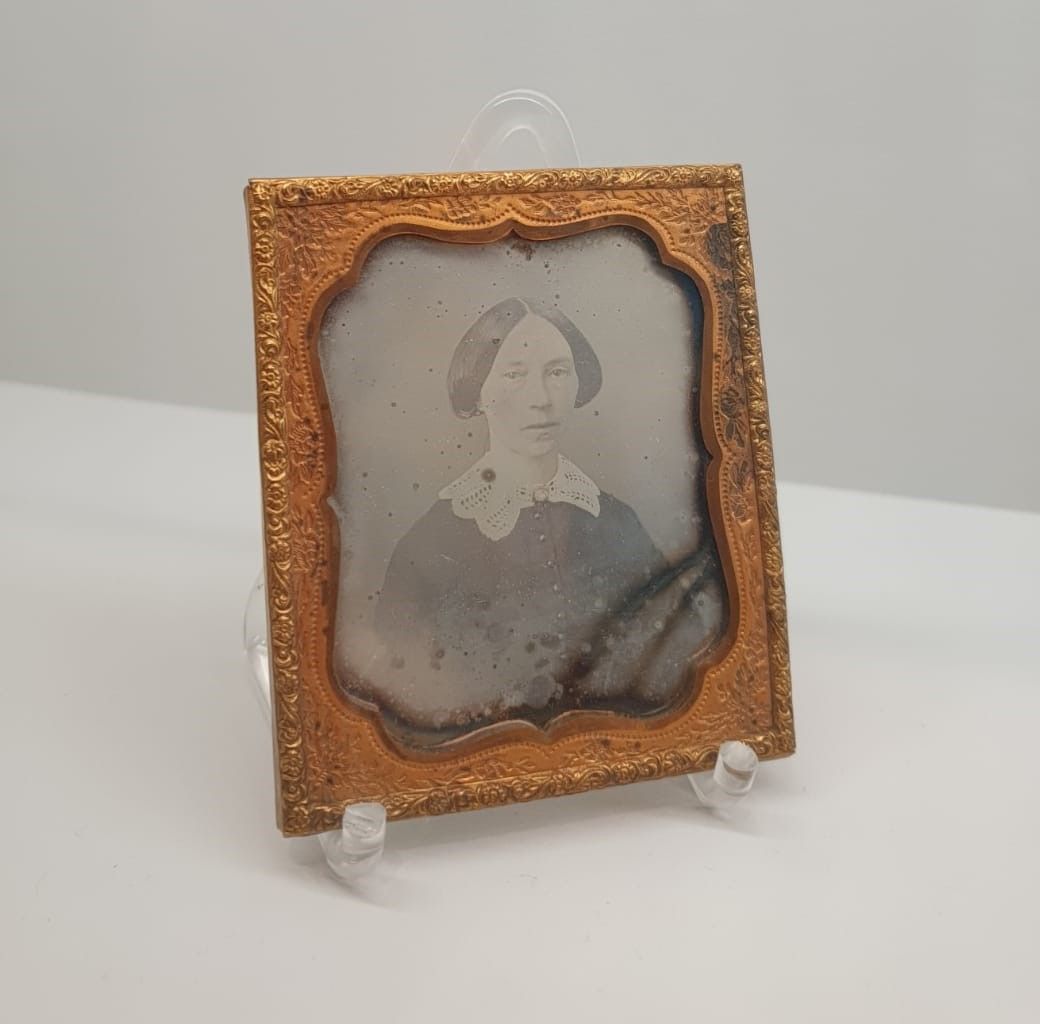 Неизвестный фотограф. Портрет неизвестной. 1850-1860-е гг. Дагеротип. Посеребренная металлическая пластина, раскраска