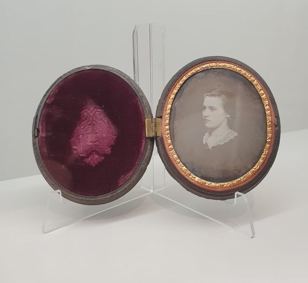 Неизвестный фотограф. Портрет неизвестной. 1860-е гг. Дагеротип. Посеребренная металлическая пластина, раскраска