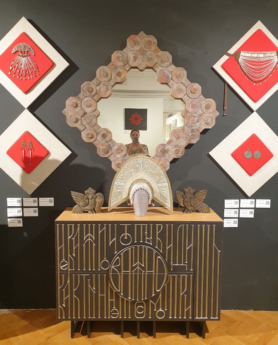 Александр Чичиканов. Зеркало "Макошь". Дуб, береза, зеркало, 2020 Виктория Осмеркина Кокошник. Александр Ивасенко. Дева-птица Алконост, 2024. Елена Приходько. Комод "Важно", МДФ, шпон, 2023
