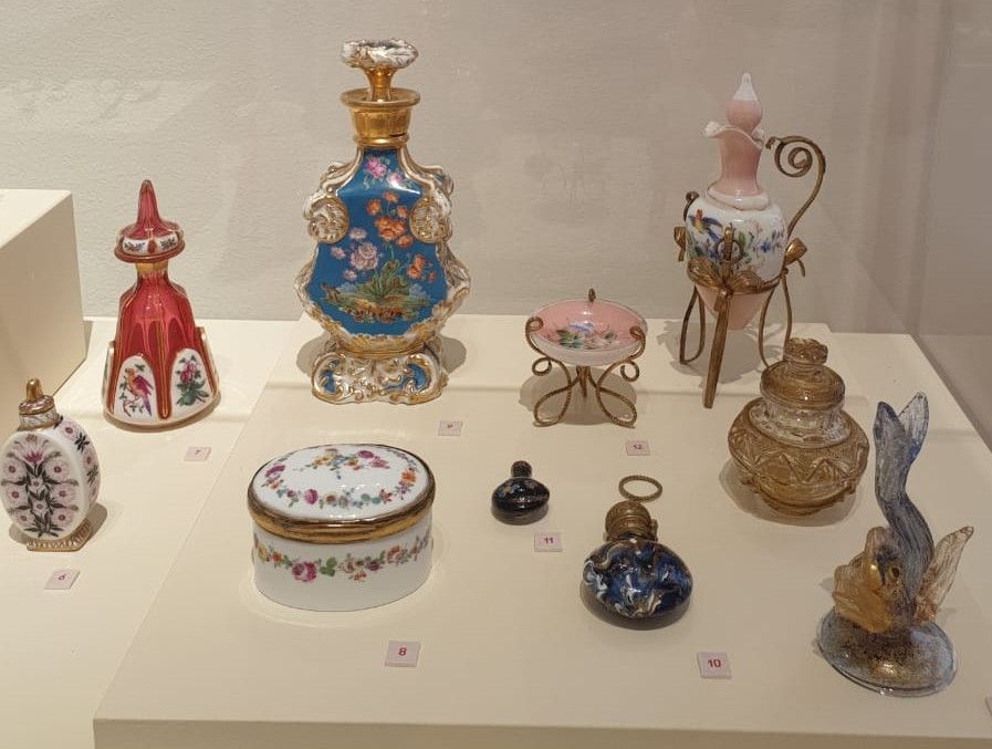 Флаконы, табакерка, лоточек для помады
