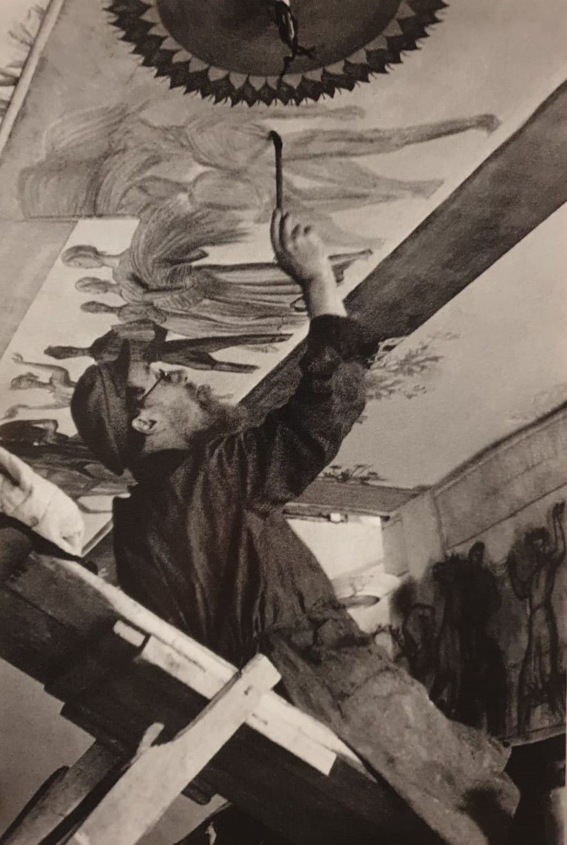 Владимир Фаворский за работой над росписями для Дома моделей 1936-1937