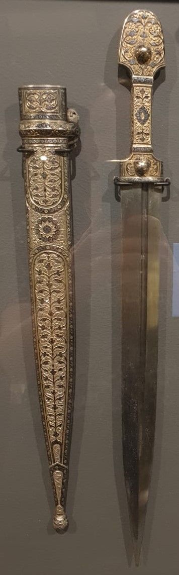 Кинжал кама с ножнами Тифлис, мастер Иосиф Попов, 1857 сталь, серебро, дерево, чернение, ковка
