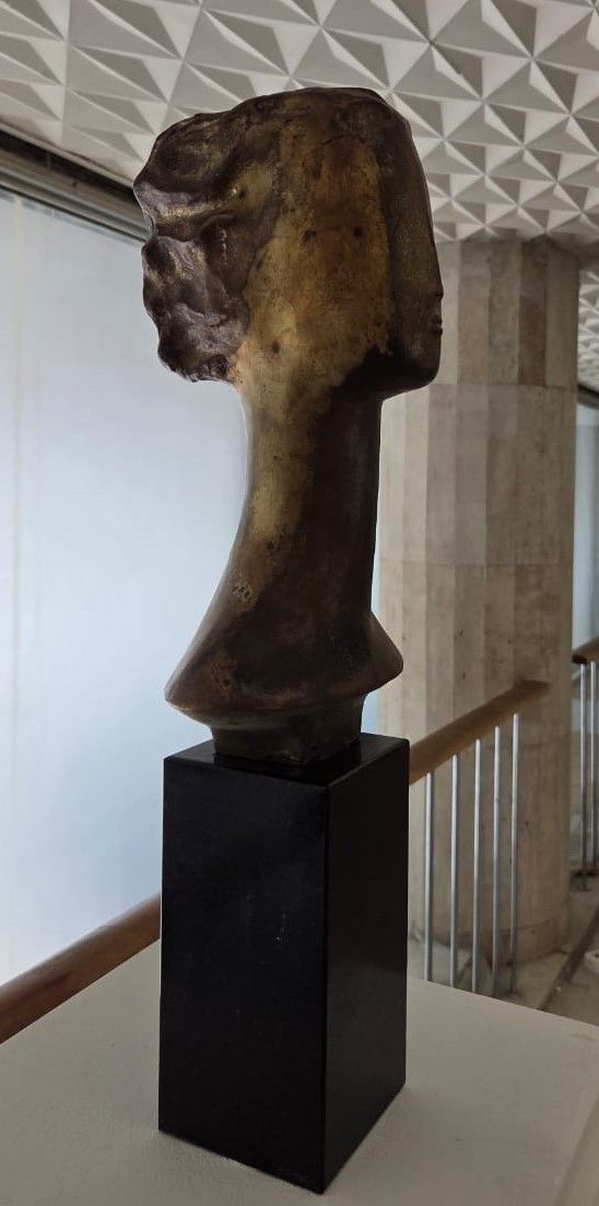 Женский портрет. 1997 бронза, гранит