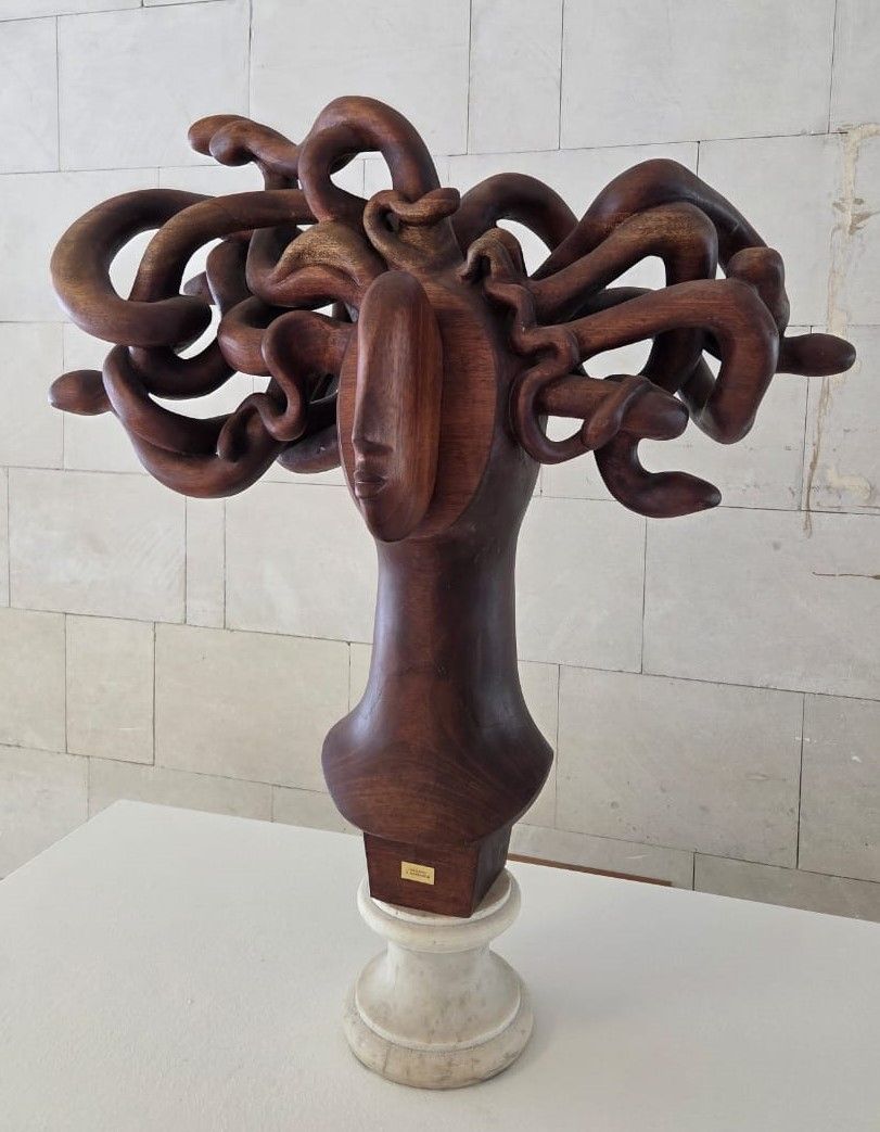 Медуза. 2000 красное дерево, мрамор
