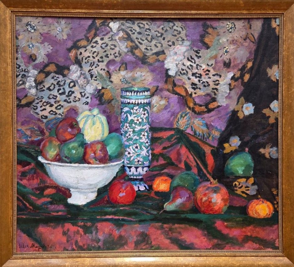 Натюрморт с фруктами на фоне тканей. 1908. холст, масло