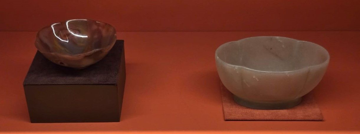 Чаша вань. Эпоха Сун (960-1279), агат. Чаша бэй в форме цветка бегонии. Эпоха Цин (1644-1911), нефрит.