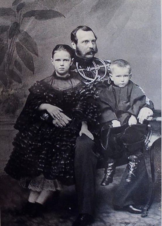 Деньер, фотограф. Император Александр II c младшими детьми Марией и Сергеем. 1860 копия