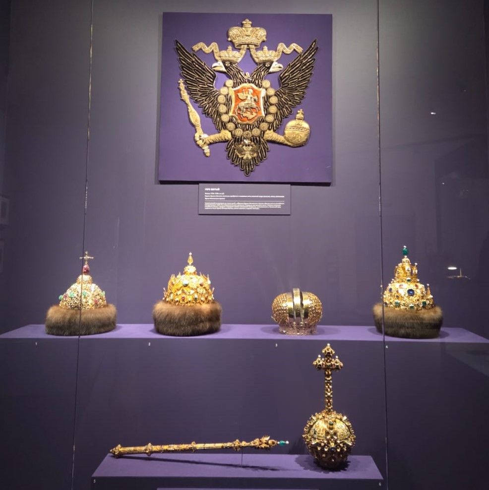 Шапка алмазная царя Петра Алексеевича. 1684. Шапка казанская. 1553-1558. Корона императрицы Екатерины I 1723. Шапка первого наряда царя Михаила Федоровича. 1627