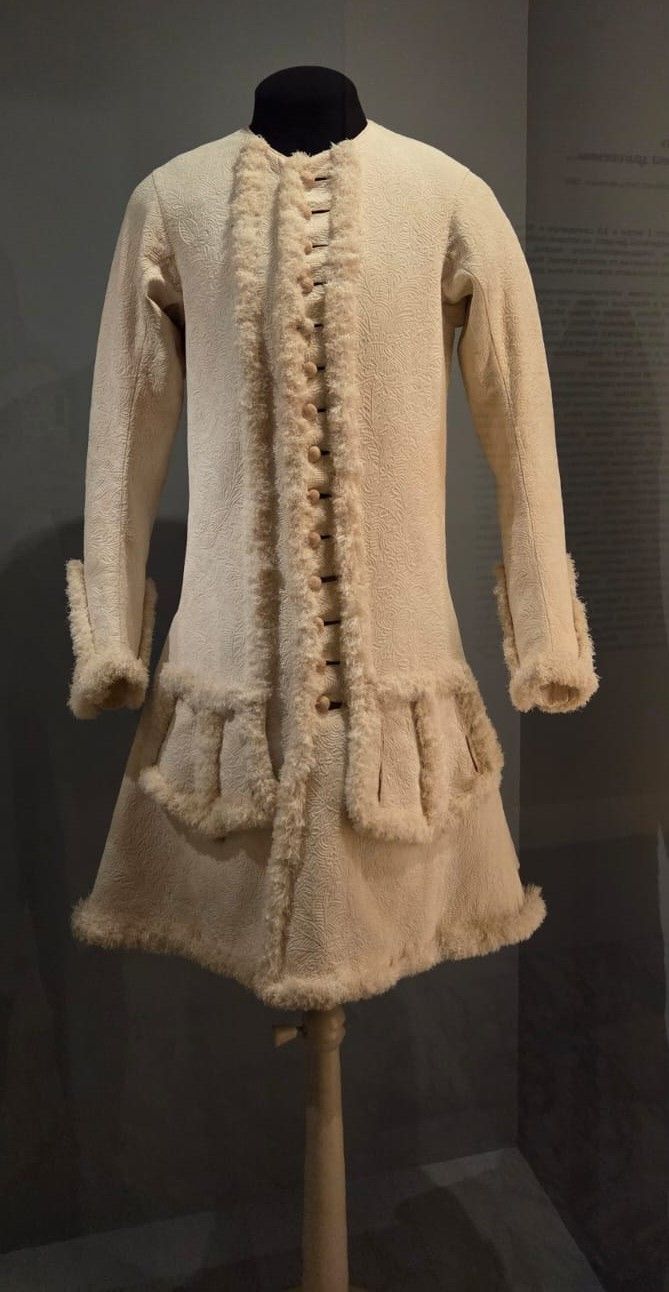 Летний камзол. Голландия. 1710-1720-е гг. хлопчатая и льняная ткани, шнур, льняная нить, дерево, вышивка, оплетка, ручная работа.