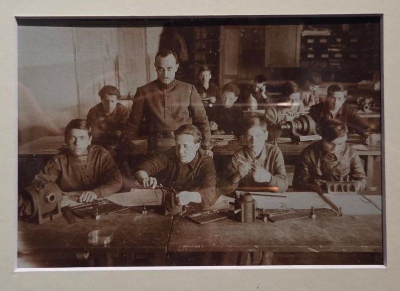 Яков Чернихов на занятии в трудовой школе. Фотография конец 1920-х