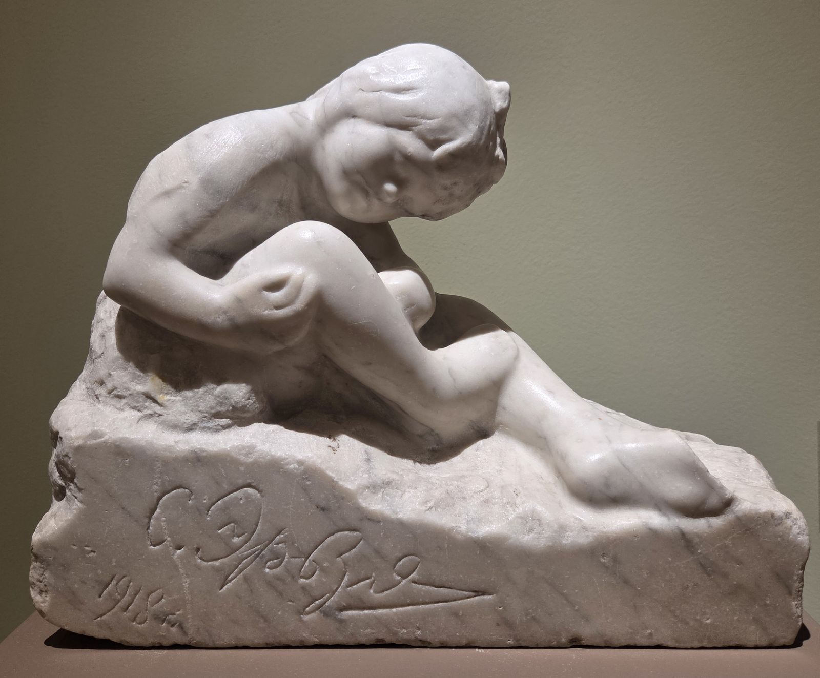 Сидящая девочка. 1918 мрамор